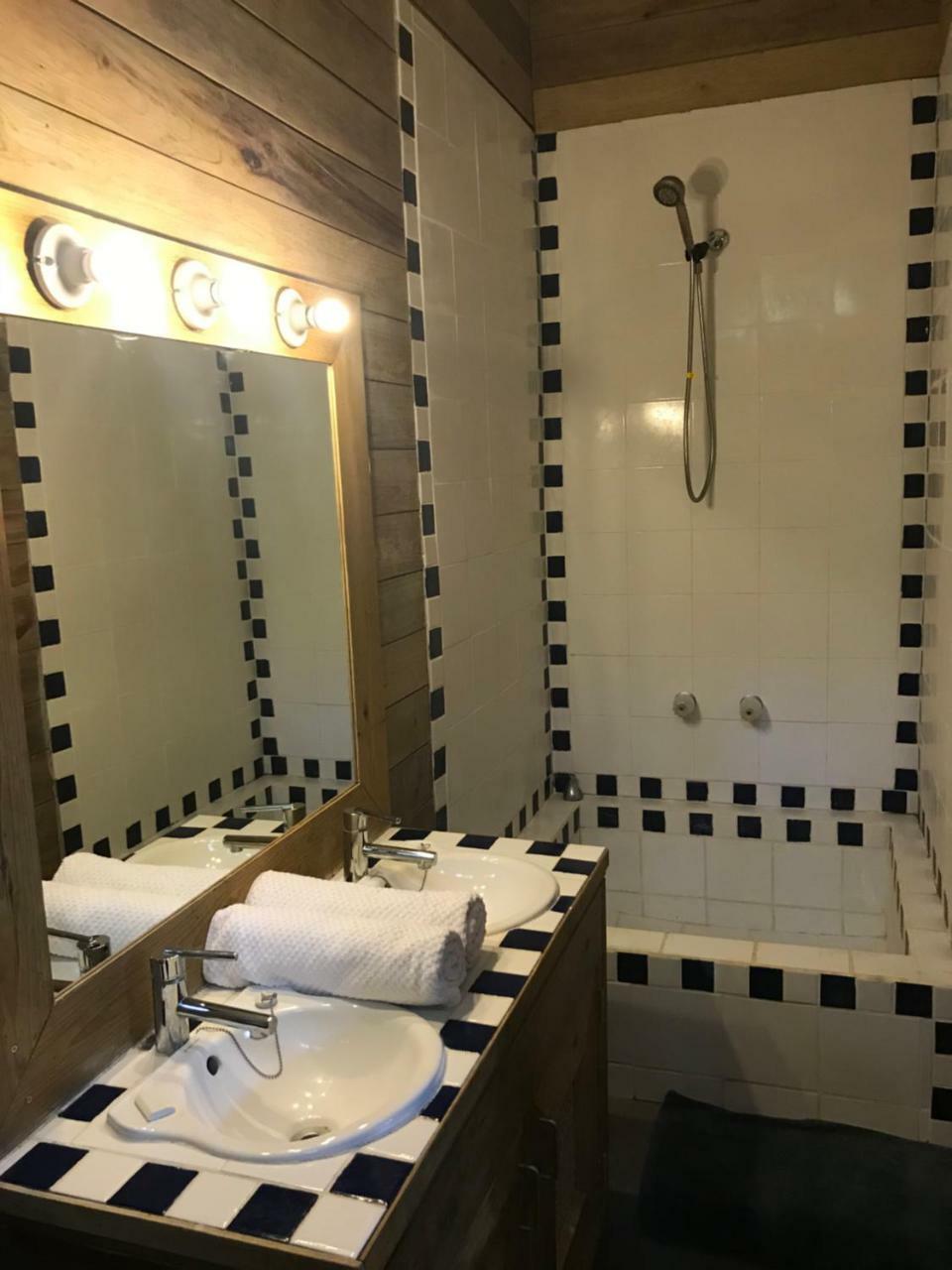 Roatan Bed & Breakfast Apartments เวสต์เอนด์ ภายนอก รูปภาพ